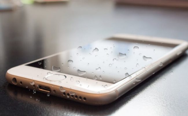iPhone ตกน้ำ เปียกน้ำ ต้องทำยังไง